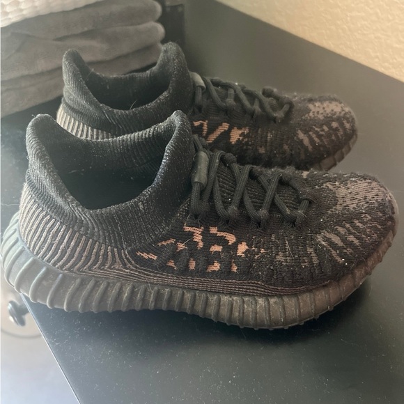 Yeezy boost size 8.5 - Picture 2 of 2